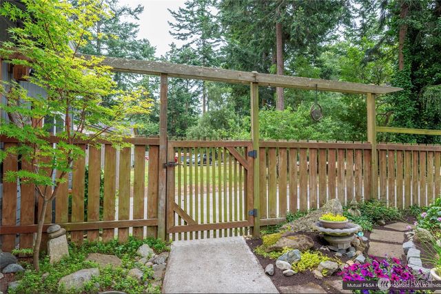 1013 Carl Avenue, Oak Harbor, WA 98277