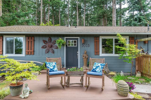 1013 Carl Avenue, Oak Harbor, WA 98277