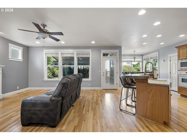 729 S 68TH Pl, Springfield, OR 97478