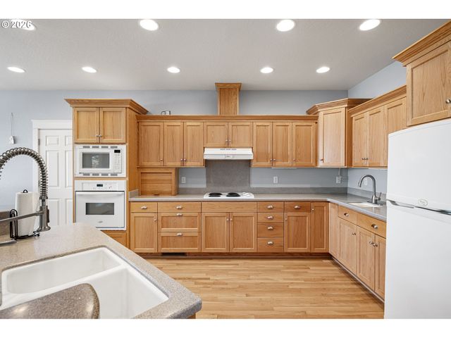 729 S 68TH Pl, Springfield, OR 97478