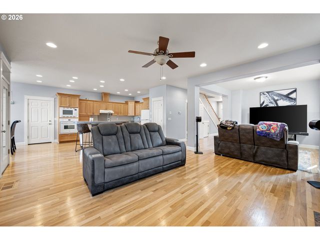 729 S 68TH Pl, Springfield, OR 97478