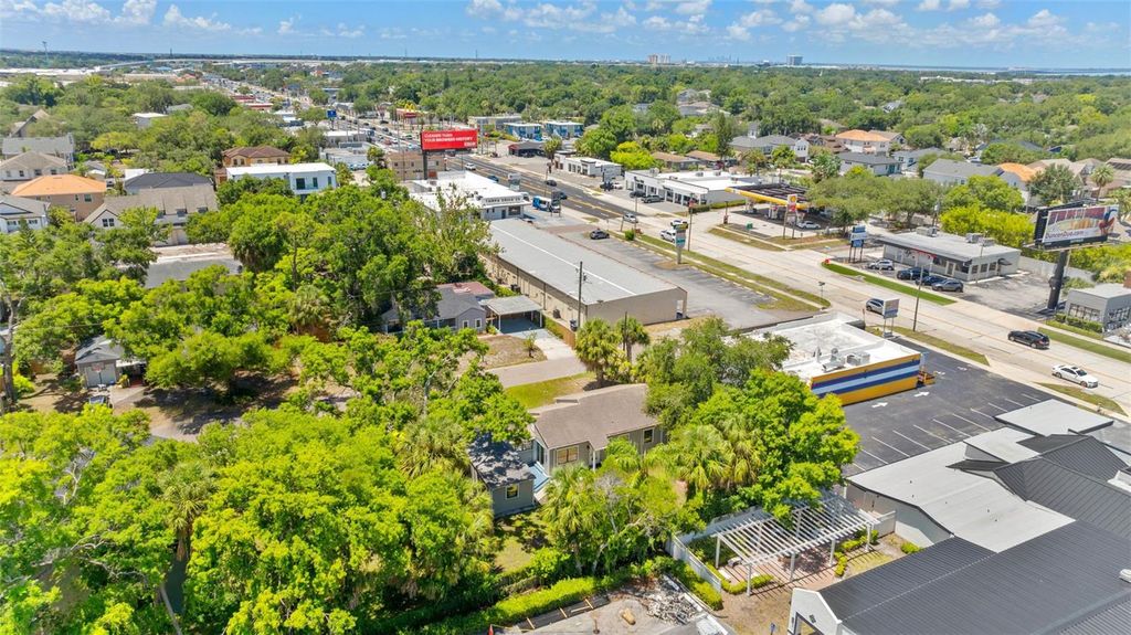 Image 38 of property listing at 3709 W GRIFLOW STREET, Tampa, FL 33629
