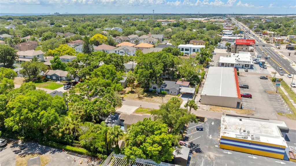 Image 39 of property listing at 3709 W GRIFLOW STREET, Tampa, FL 33629