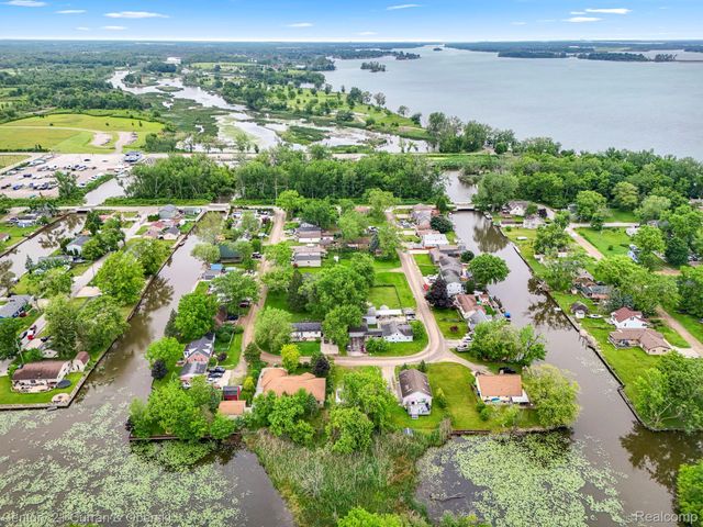 35280 Marcus Drive, Rockwood, MI 48173