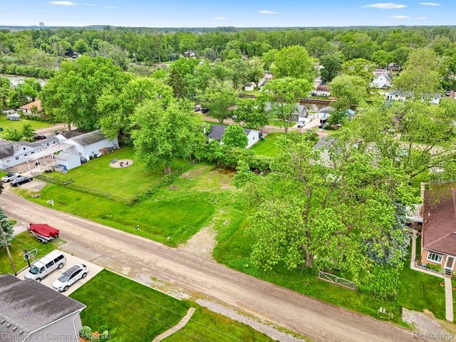 35280 Marcus Drive, Rockwood, MI 48173