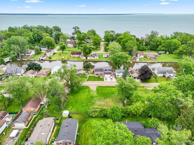 35280 Marcus Drive, Rockwood, MI 48173