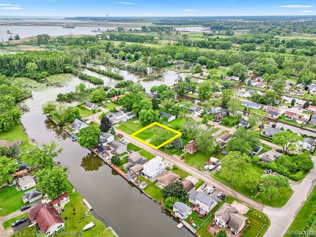 35280 Marcus Drive, Rockwood, MI 48173