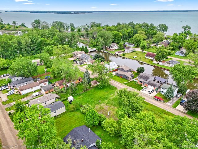 35280 Marcus Drive, Rockwood, MI 48173
