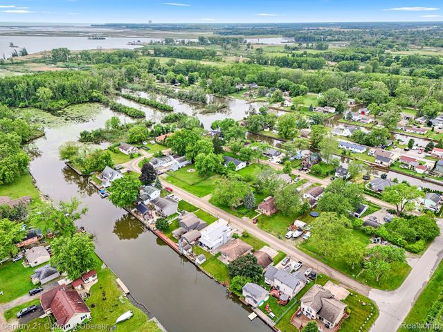 35280 Marcus Drive, Rockwood, MI 48173