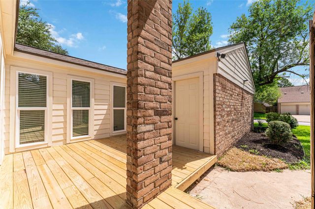 2102 Gray Falls Drive, Houston, TX 77077