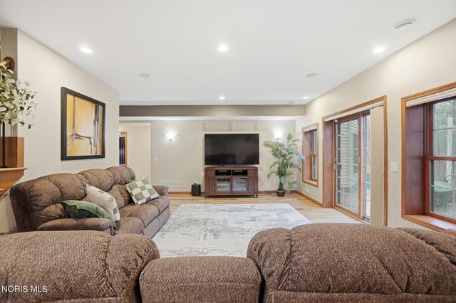 7795 Southbranch Terrace, Monclova, OH 43542