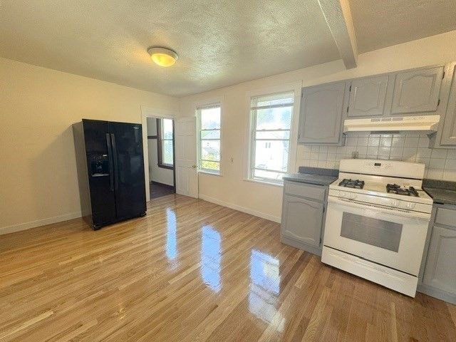 29 Newcastle Rd 2, Boston, MA 02135