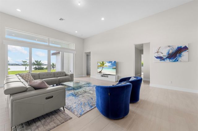 935 Hookline Circle, Loxahatchee, FL 33470