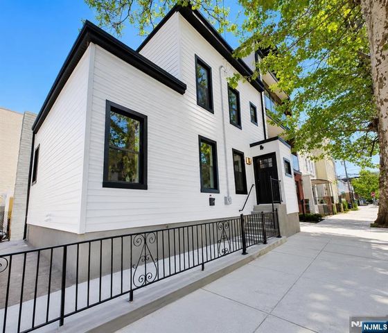 7 Pierce Avenue, Jersey City, NJ 07307