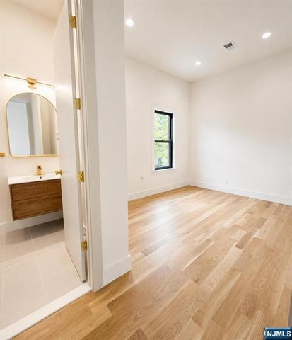 7 Pierce Avenue, Jersey City, NJ 07307