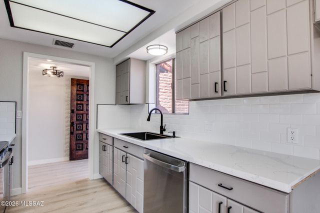 121 W Vista Grande Drive, Tucson, AZ 85704