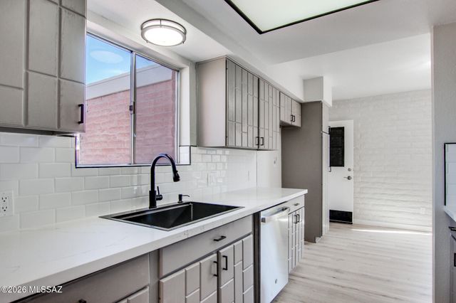 121 W Vista Grande Drive, Tucson, AZ 85704