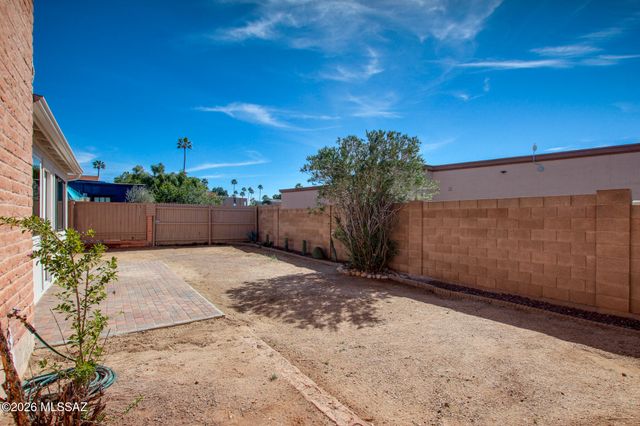 121 W Vista Grande Drive, Tucson, AZ 85704