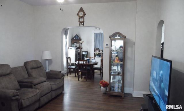 355 W WALNUT Street, Canton, IL 61520