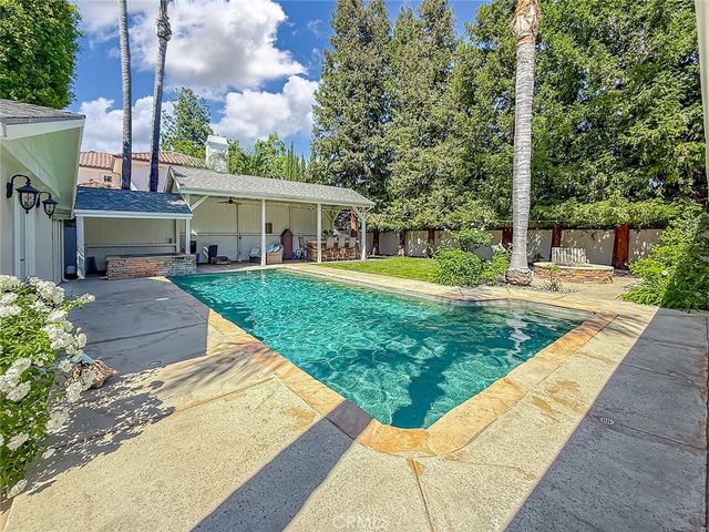 23433 Hatteras, Woodland Hills, CA 91367