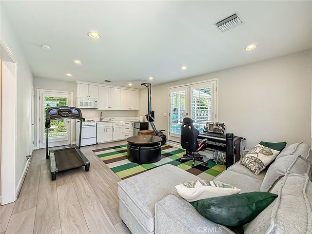 23433 Hatteras, Woodland Hills, CA 91367