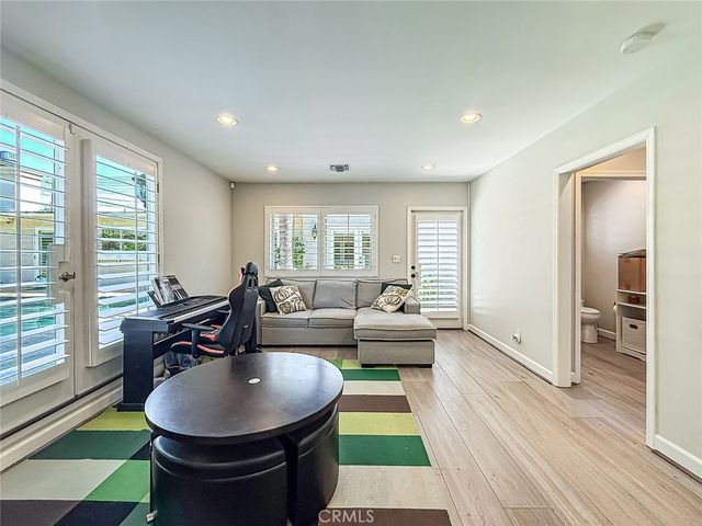 23433 Hatteras, Woodland Hills, CA 91367