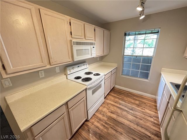 231 West Horizon Ridge Parkway 124, Henderson, NV 89012