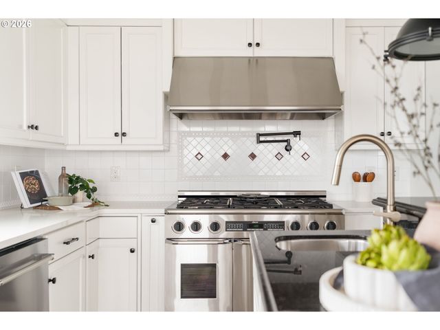 10230 Nw GLOAMING Ln, Portland, OR 97229