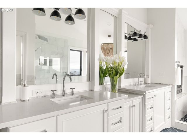 10230 Nw GLOAMING Ln, Portland, OR 97229