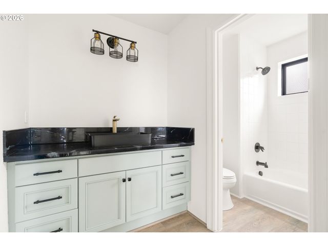 10230 Nw GLOAMING Ln, Portland, OR 97229