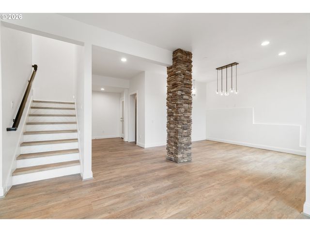 10230 Nw GLOAMING Ln, Portland, OR 97229