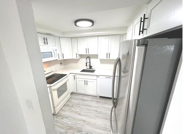 1060 Crystal Lake Drive 101, Deerfield Beach, FL 33064