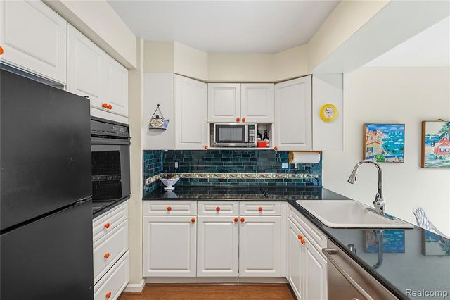 4042 Chablis Street, West Bloomfield, MI 48323