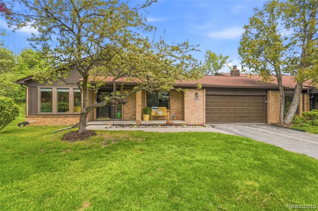 4042 Chablis Street, West Bloomfield, MI 48323