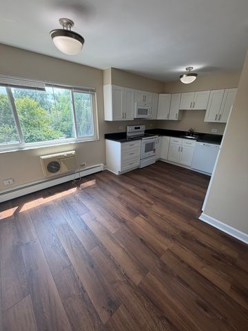 573 Pershing Avenue F, Glen Ellyn, IL 60137