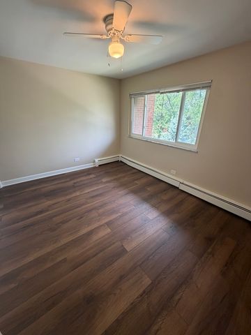 573 Pershing Avenue F, Glen Ellyn, IL 60137
