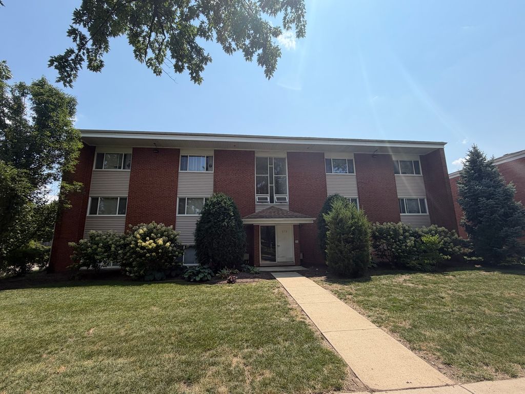 573 Pershing Avenue F, Glen Ellyn, IL 60137