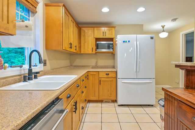 9 Perry Road, Deerfield, NH 03037