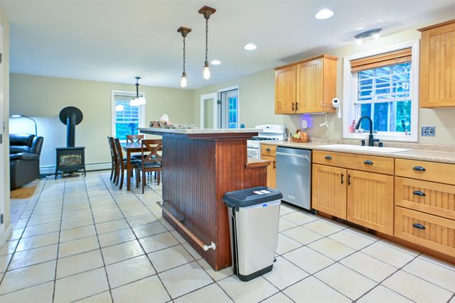 9 Perry Road, Deerfield, NH 03037