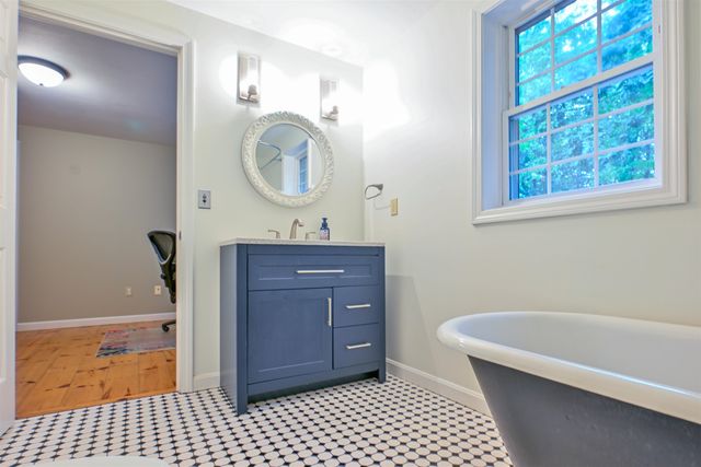9 Perry Road, Deerfield, NH 03037
