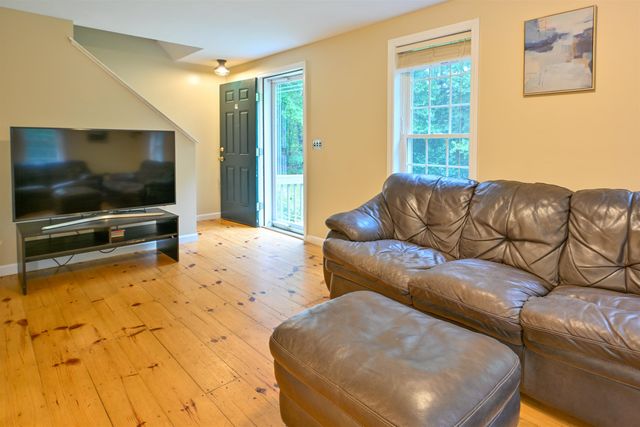 9 Perry Road, Deerfield, NH 03037