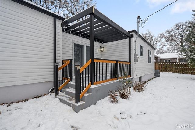 1439 Bridle Road, Webster Groves, MO 63119