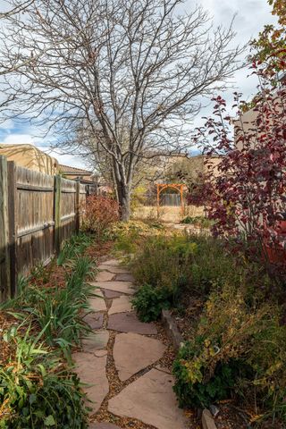 1225 Calle La Mirada, Santa Fe, NM 87507