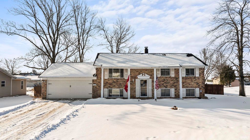 9040 E North Circle Drive, Churubusco, IN 46723