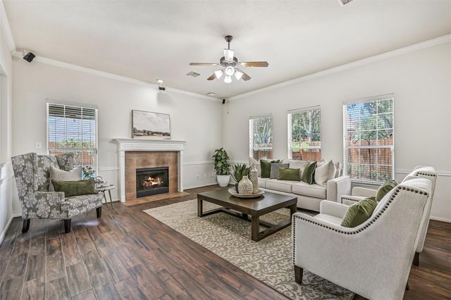 800 W Lake Circle, Friendswood, TX 77546
