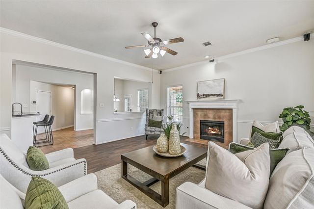 800 W Lake Circle, Friendswood, TX 77546