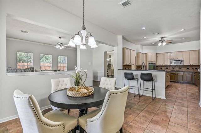 800 W Lake Circle, Friendswood, TX 77546