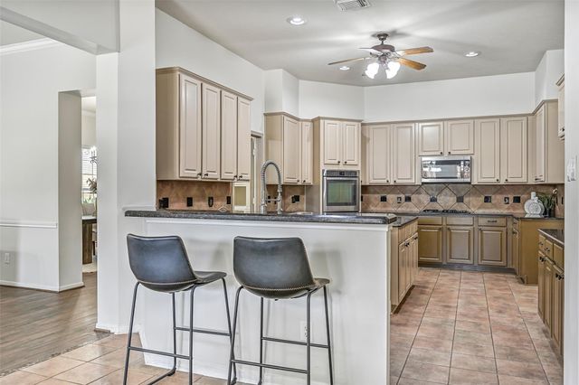 800 W Lake Circle, Friendswood, TX 77546