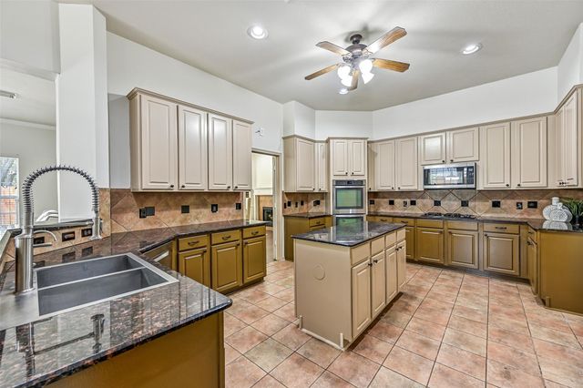 800 W Lake Circle, Friendswood, TX 77546