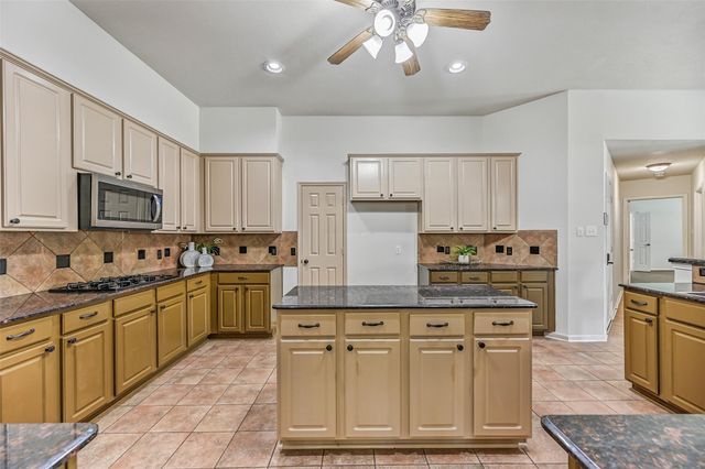 800 W Lake Circle, Friendswood, TX 77546